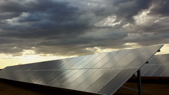 do-solar-panels-work-on-cloudy-days do-solar-panels-work-on-cloudy-days